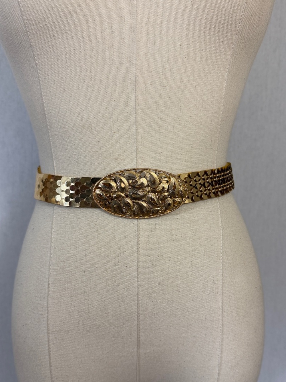 Vintage 80’s Gold Metal Fish Scale Floral Medallion Stretch Belt glam